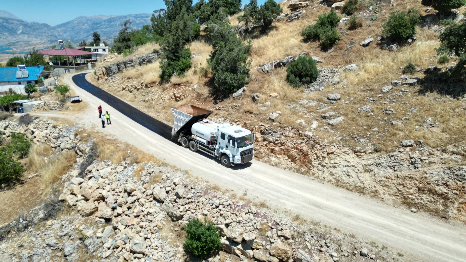 Karagöl-Çobanlı Bağlantı Yolunda Sathi Kaplama Çalışmaları Başladı Karagöl-Çobanlı Bağlantı Yolunda Sathi Kaplama Çalışmaları Başladı