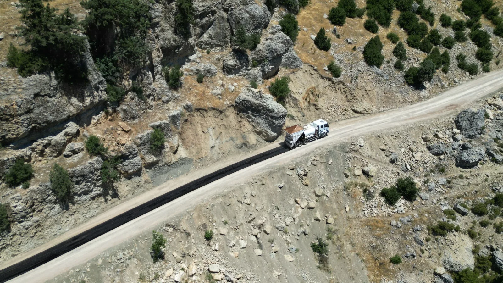 Karagöl-Çobanlı Bağlantı Yolunda Sathi Kaplama Çalışmaları Başladı Karagöl-Çobanlı Bağlantı Yolunda Sathi Kaplama Çalışmaları Başladı