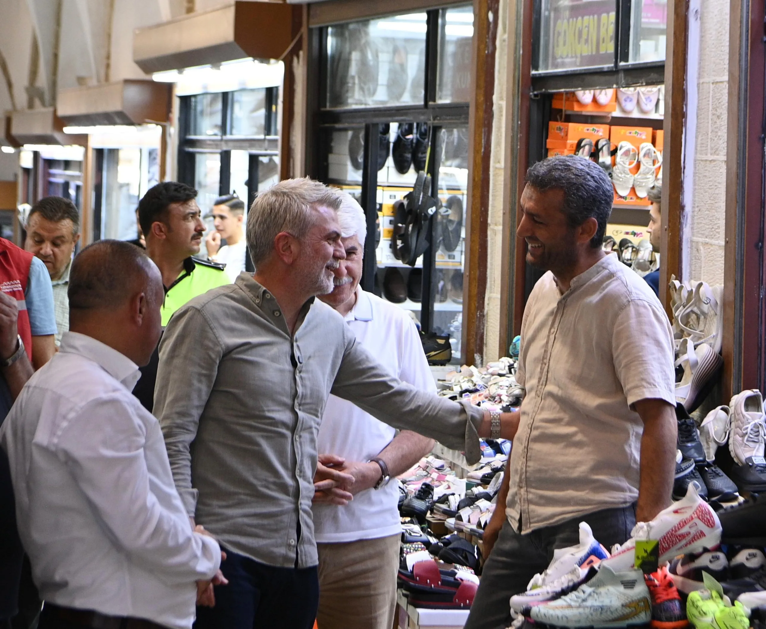 Başkan Fırat Görgel, yenilenen Tarihi Kapalı Çarşı esnafını ziyaret ederek
