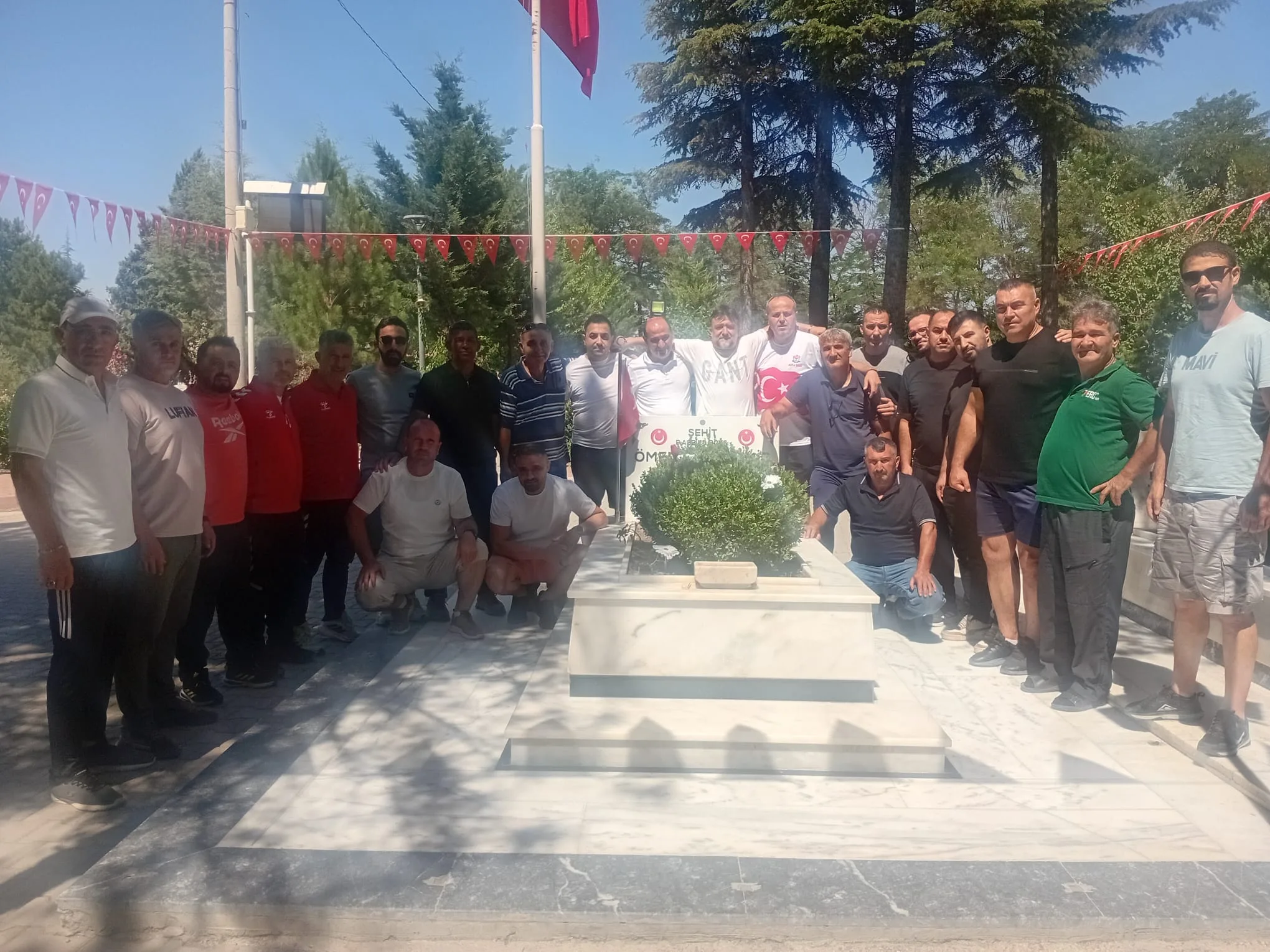 Veteranlardan Ömer Halisdemir’in Kabrine Ziyaret! Veteranlardan Ömer Halisdemir’in Kabrine Ziyaret!