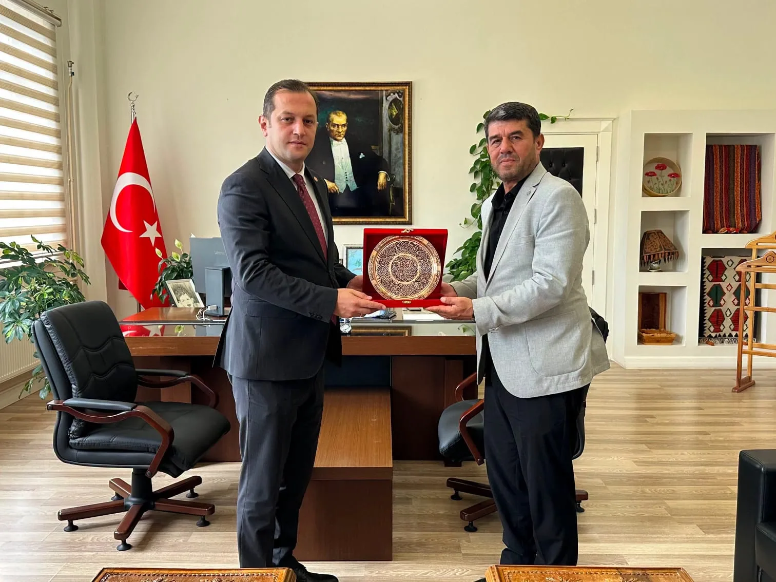 Başkan Gökşen ve İlçe Başkanı Kayıran’dan Kaymakam Bulut’a "Hayırlı Olsun" Ziyareti Başkan Gökşen ve İlçe Başkanı Kayıran’dan Kaymakam Bulut’a "Hayırlı Olsun" Ziyareti