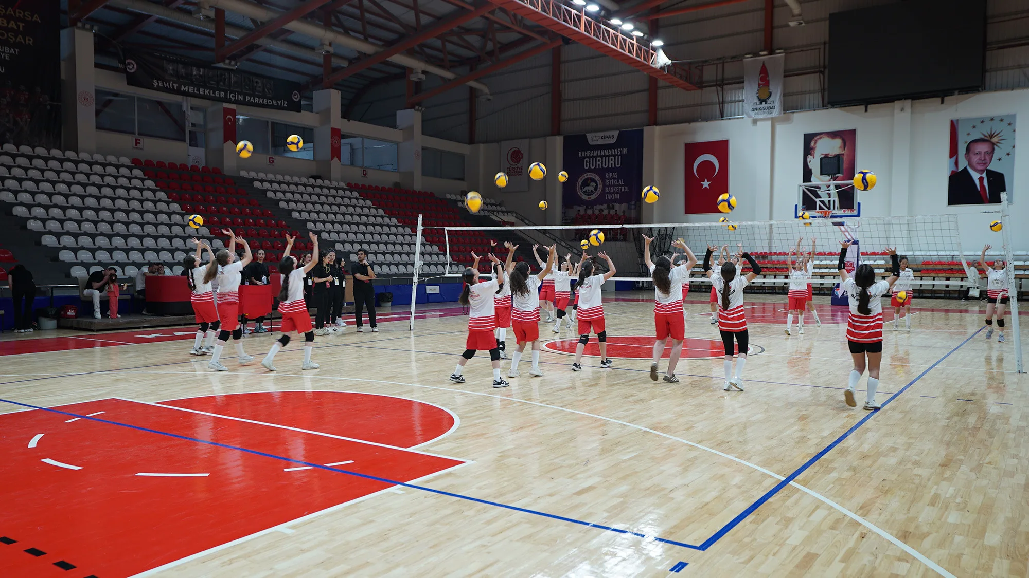 Büyükşehir’den Kadın Voleyboluna Güçlü Altyapı Desteği