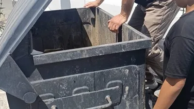 Kahramanmaraş'ın Andırın ilçesinde meydana gelen olayda, çöp konteynerine düşen yavru