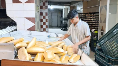 45 derecelik sıcakta gece mesaisi: Fırıncılar vatandaş uyurken ekmek üretiyor.