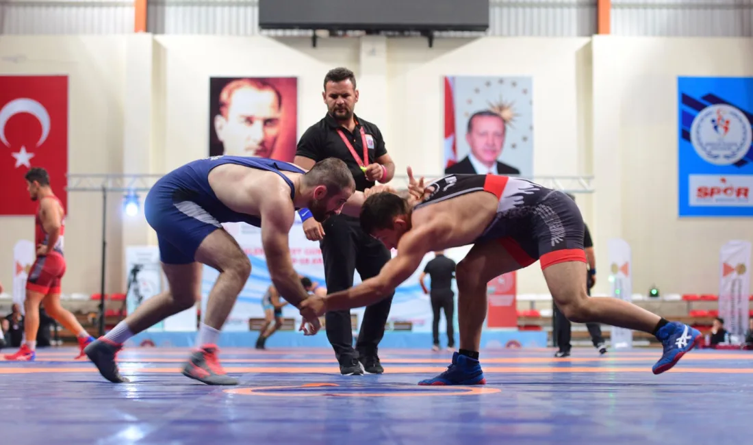 Büyükşehir Belediyesinin başarılı güreşçileri Sefa Cesur ve Nurettin Emin Kapal,