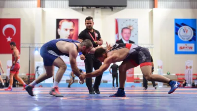 Büyükşehir Belediyesinin başarılı güreşçileri Sefa Cesur ve Nurettin Emin Kapal,