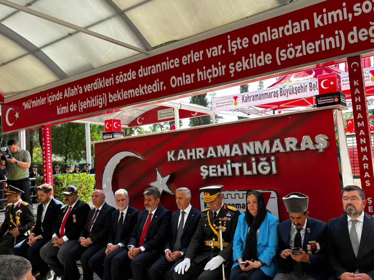 Kahramanmaraş’ta 30 Ağustos Zafer Bayramı kutlamaları kapsamında Şeyh Adil Mezarlığı’ndaki