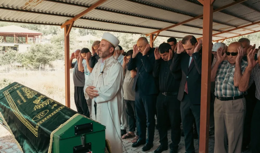 Kahramanmaraş’ın Andırın ilçesinde, Şehit Öğretmen Ahmet Bekar’ın annesi Huriye Bekar,