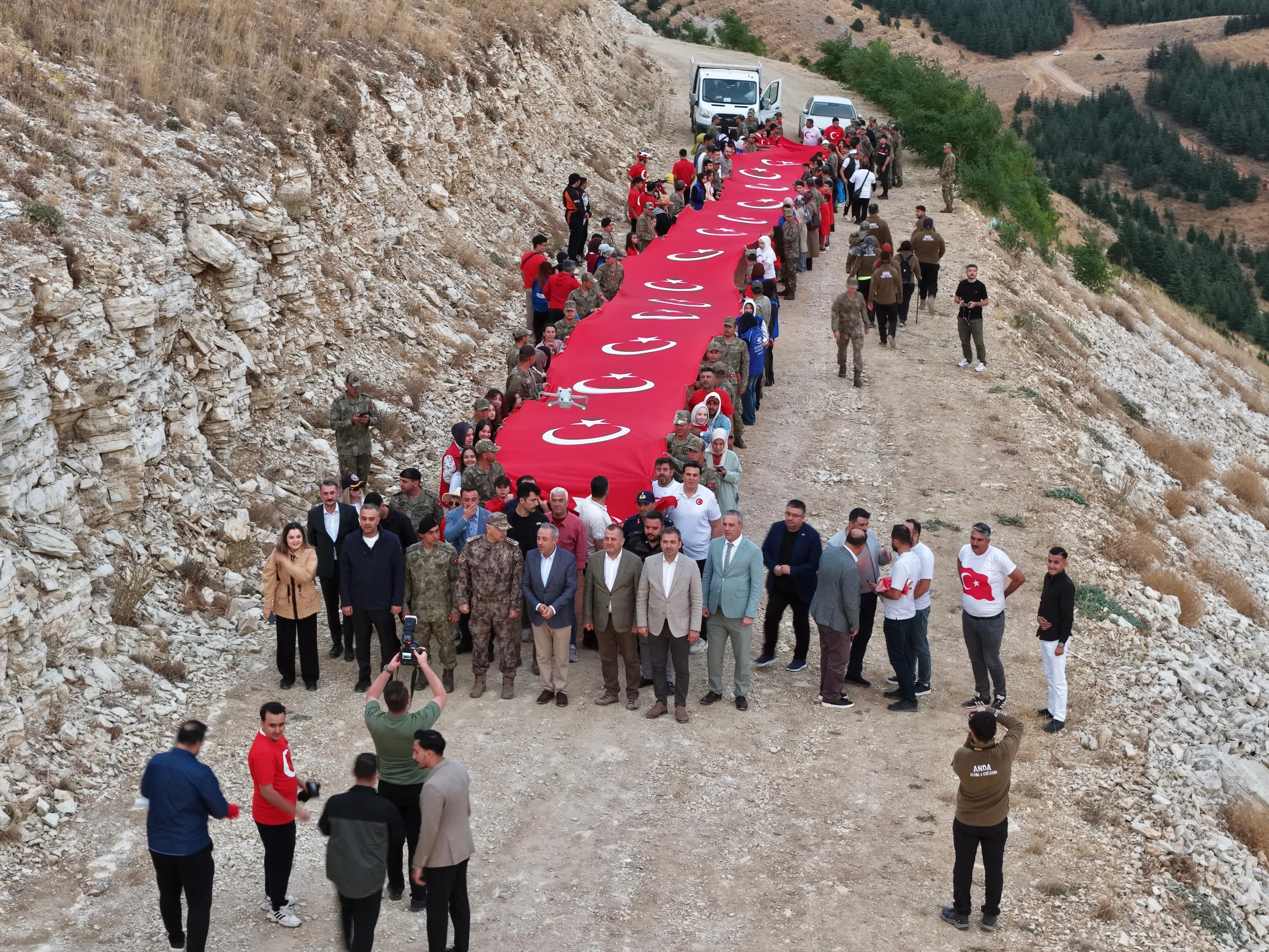 1800 rakımlı zirvede anlamlı yürüyüş: dünyanın en büyük türk bayrağı gölgesinde zafer coşkusu