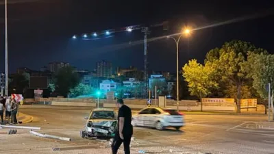 Kahramanmaraş’ta kontrolden çıkan otomobilin kavşaktaki trafik ışıklarına çarpması sonucu meydana