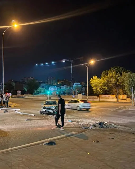 Kahramanmaraş’ta kontrolden çıkan otomobilin kavşaktaki trafik ışıklarına çarpması sonucu meydana