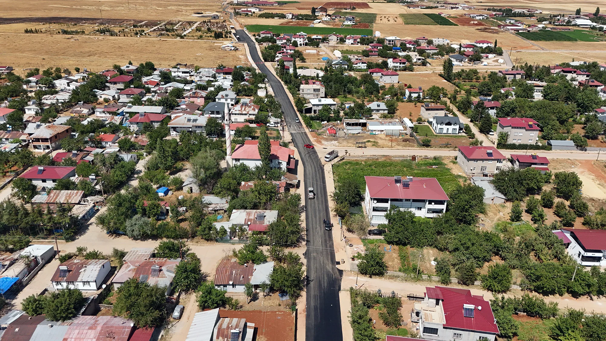 Afşin’de ulaşım i̇yileşiyor: büyükşehir’den 2 kilometrelik asfalt!