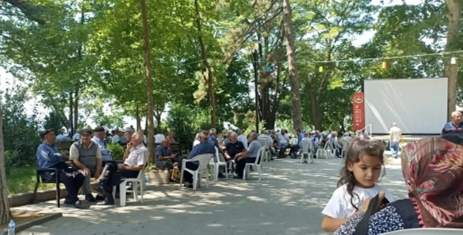 Çukurova'yı kavuran sıcaklardan kaçan vatandaşlar, Kahramanmaraş'ın Andırın ilçesindeki tarihi Kışla