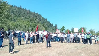 Andırın’da çiftçiler, topraklarının orman deposu olarak kullanılmasına sert tepki gösterdi.