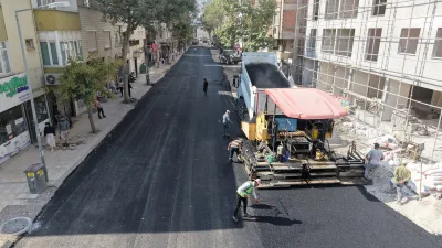 Kahramanmaraş Büyükşehir Belediyesi, Dulkadiroğlu’nda yolları yenileyerek ulaşım konforunu artırıyor. Ekipler,