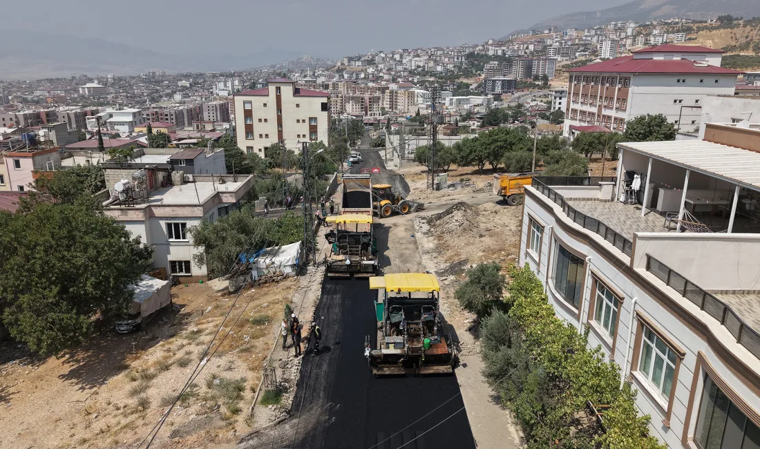 Büyükşehir Belediyesi, Dulkadiroğlu Aslanbey Mahallesi’nde sıcak asfalt mesaisini sürdürüyor. Ekipler, 7