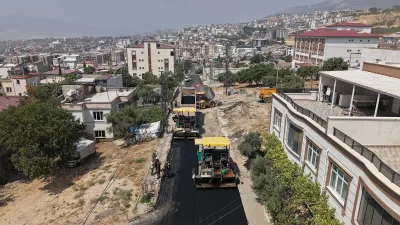 Büyükşehir Belediyesi, Dulkadiroğlu Aslanbey Mahallesi’nde sıcak asfalt mesaisini sürdürüyor. Ekipler, 7