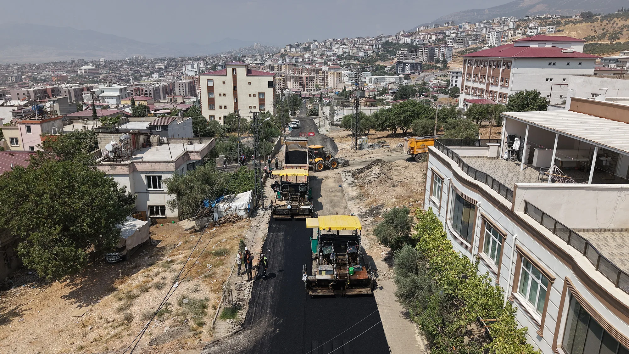 Büyükşehir Belediyesi, Dulkadiroğlu Aslanbey Mahallesi’nde sıcak asfalt mesaisini sürdürüyor. Ekipler, 7