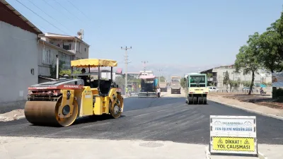 Dulkadiroğlu Belediyesi, Karaziyaret Mahallesi’nde yol yenileme çalışmalarına devam ediyor.