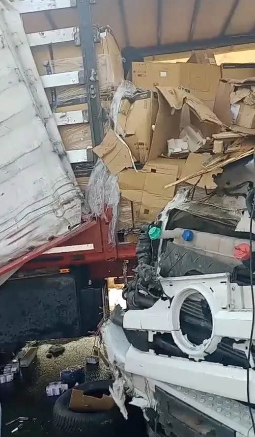 Tir, tir’ı biçti: emniyet şeridi emniyetli olmadı! Tir, tir’ı biçti: emniyet şeridi emniyetli olmadı!