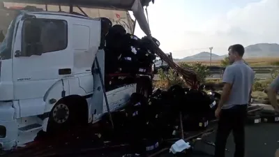 Emniyet şeridinde duran TIR'a arkadan başka bir TIR'ın çarptı. Dehşet
