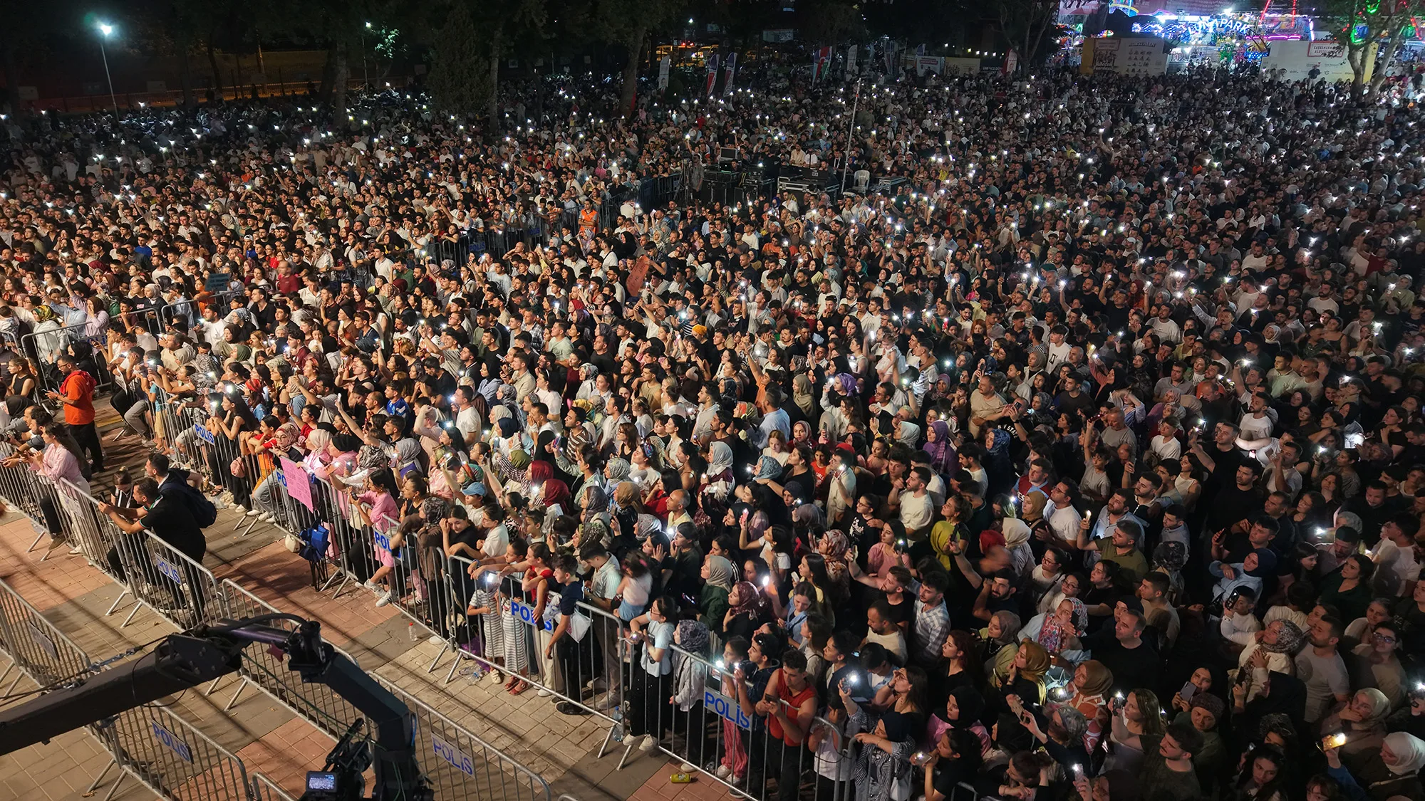Kahramanmaraş’ta Karadeniz Rüzgarı: Ekin Uzunlar Fuarı Salladı!