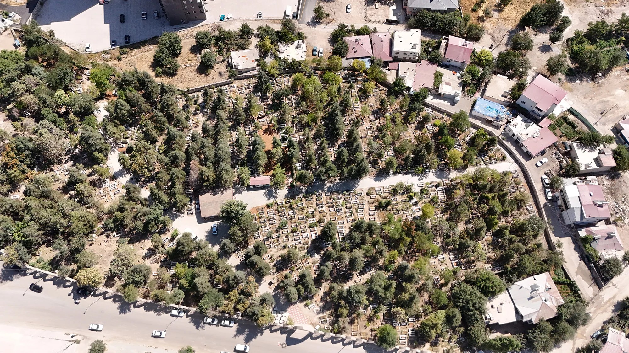 Büyükşehir’den Elbistan Mezarlıklarında Bakım ve Yenileme