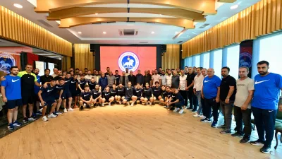 Kahramanmaraş İstiklalspor yönetimi, teknik heyeti ve futbolcuları, Büyükşehir Belediye Başkanı