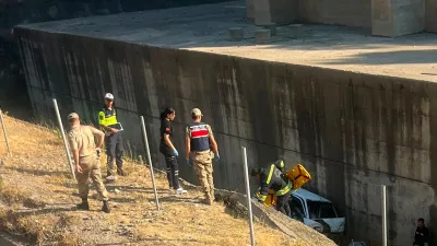 Sürücüsünün kontrolünden çıkan hafif ticari araç, şarampole devrildi. Kazada 2