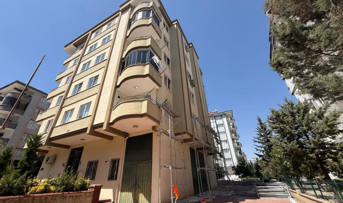 Gaziantep'te bir apartmanın dış cephesinde çalışan İnanç Armağan (30) iskeleden