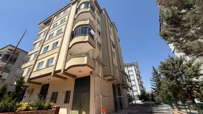 Gaziantep'te bir apartmanın dış cephesinde çalışan İnanç Armağan (30) iskeleden