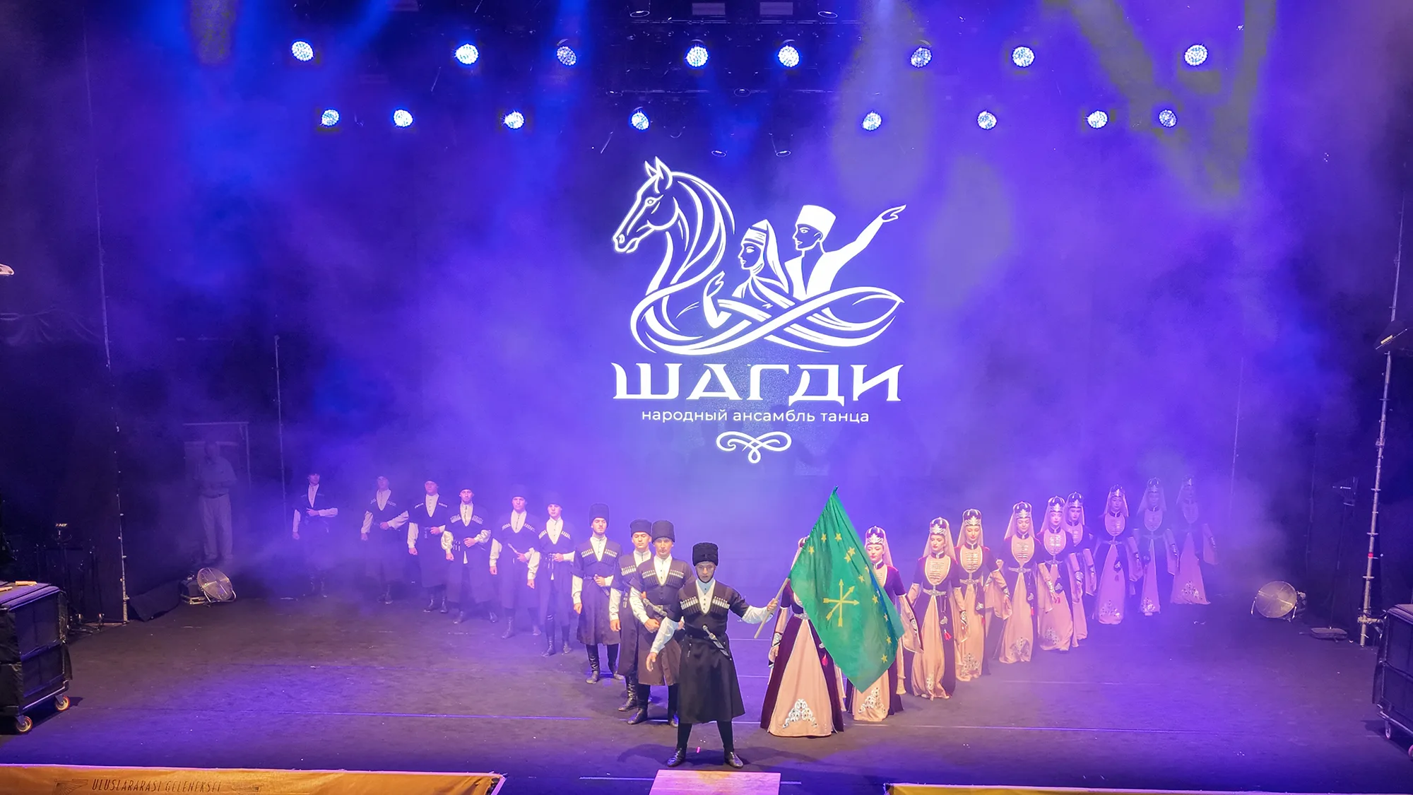 Kafkas dansları fuar alanını hareketlendirdi!