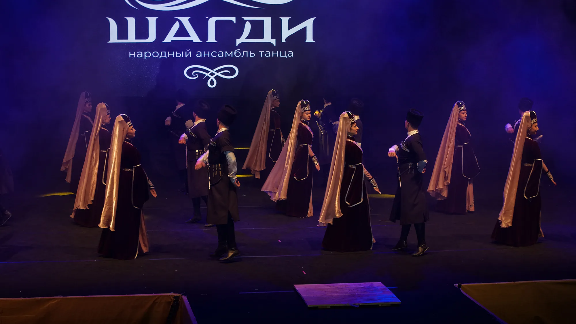 Kafkas dansları fuar alanını hareketlendirdi!