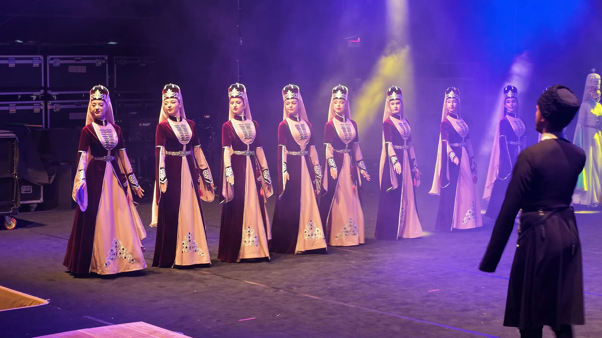 Kafkas dansları fuar alanını hareketlendirdi!