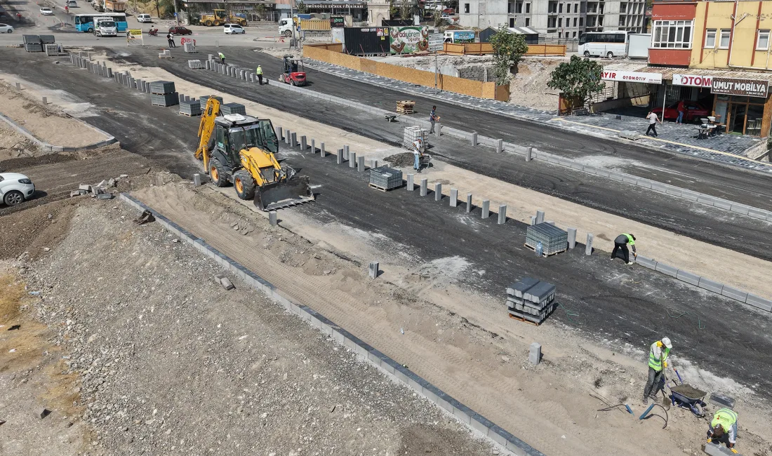 Kahramanmaraş Büyükşehir Belediyesi, şehir genelinde başlattığı asfalt ve ulaşım atağı