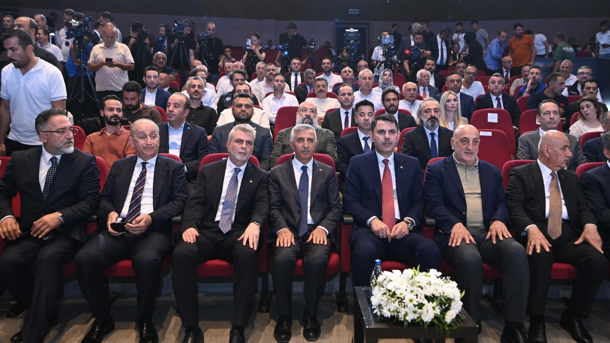 Bakan Kurum: “Kahramanmaraş, Bugün Dünyaya Örnek Bir Yeniden İnşa Başarısı Sergiliyor” Bakan Kurum: “Kahramanmaraş, Bugün Dünyaya Örnek Bir Yeniden İnşa Başarısı Sergiliyor”