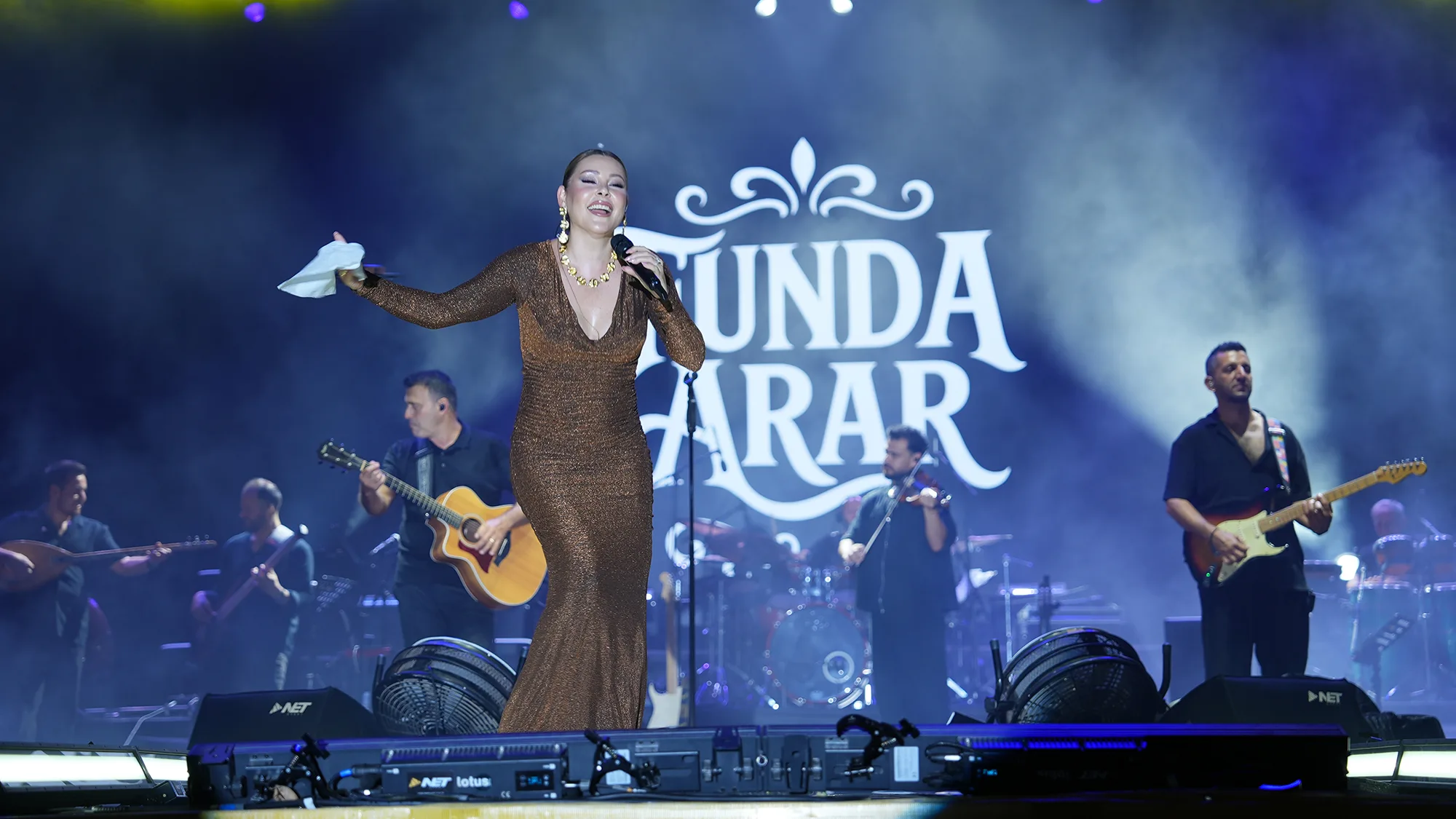 Funda Arar Söyledi 100 Binler Eşlik Etti!
