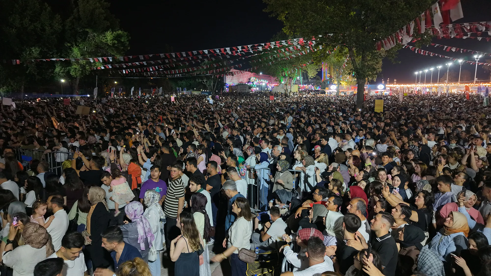 Funda Arar Söyledi 100 Binler Eşlik Etti!