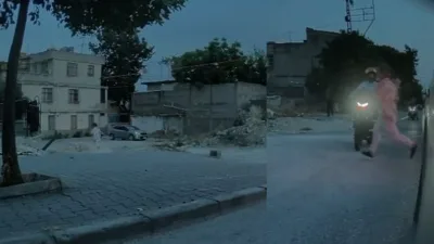 Yolun karşısına koşarak geçerken motosikletin çarptığı kadın, düştü. Ayağa kalkıp,