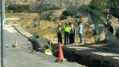 Gaziantep'in İslahiye ilçesinde otomobil, doğal gaz çalışması için açılan çukura