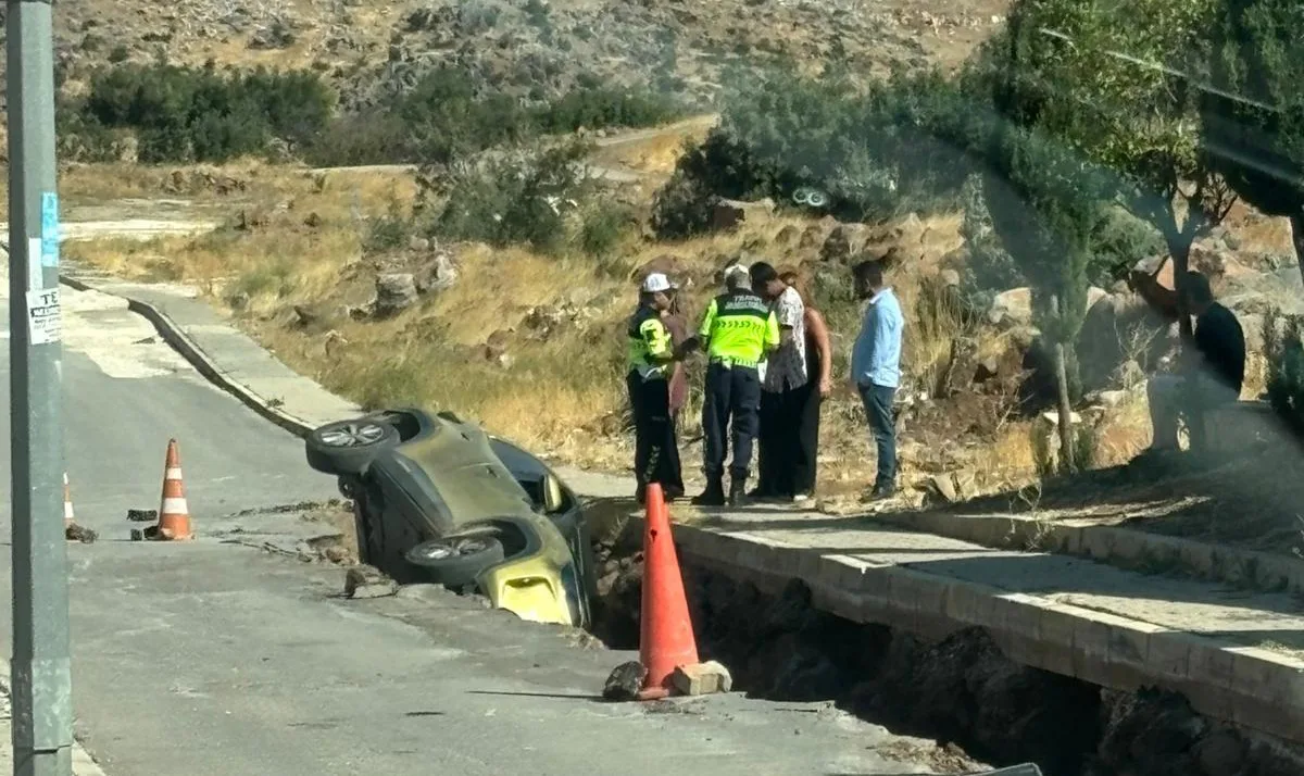 Gaziantep'in İslahiye ilçesinde otomobil, doğal gaz çalışması için açılan çukura