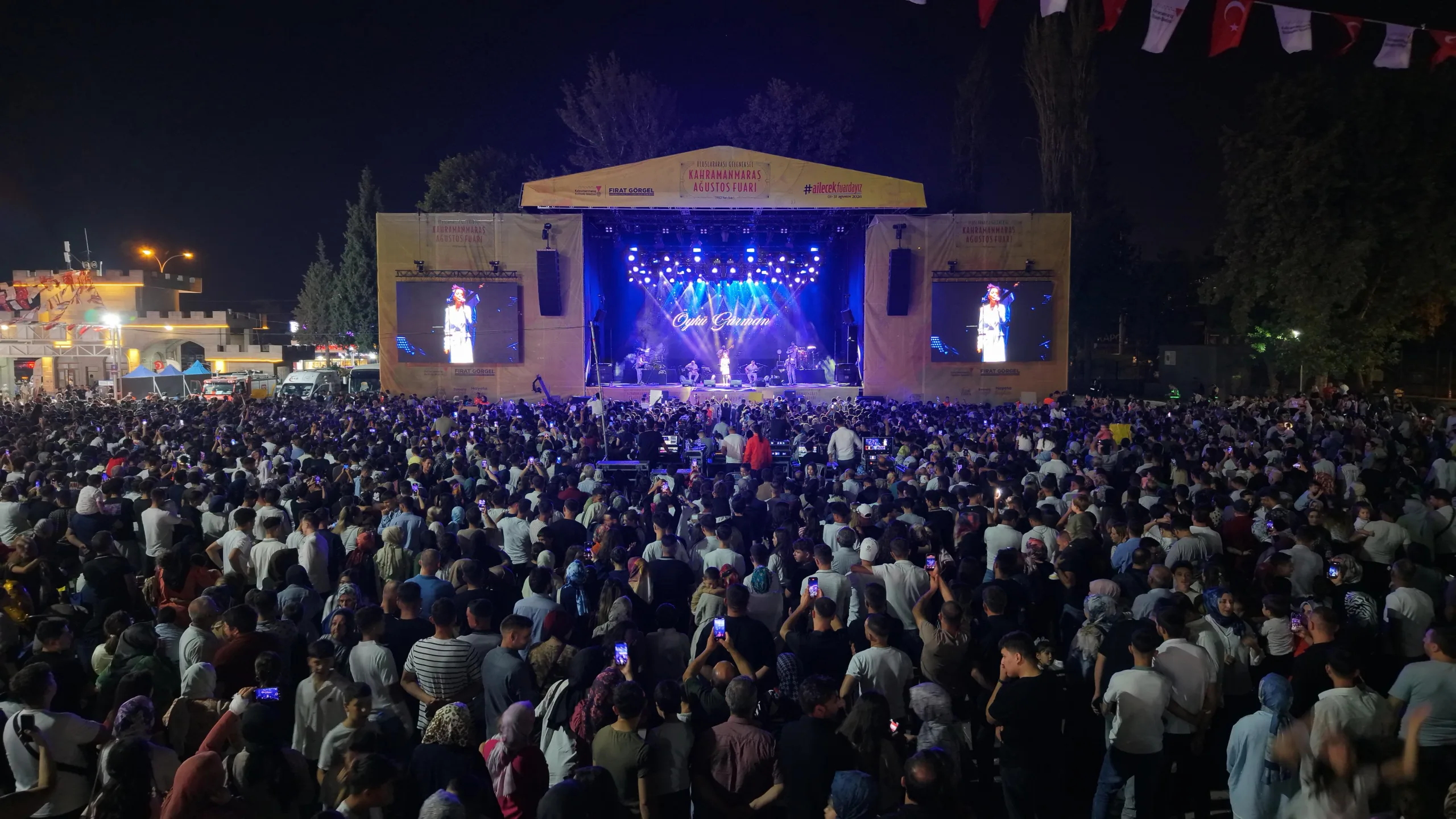 Fuar sahnesinde öykü gürman i̇mzası!
