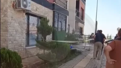Kahramanmaraş’ın Pazarcık ilçesinde TOKİ konutlarında ikamet eden yaşlı bir kadın,