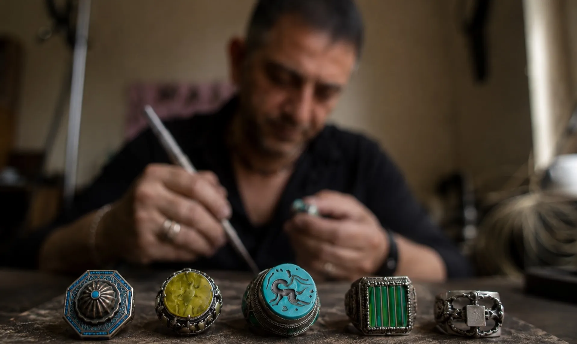 Ankara'da 37 yıllık kuyum ustası Mehmet Ağdur, değerli taşlarla ürettiği