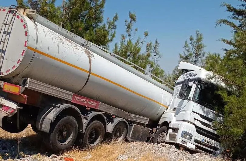 Yürekleri Ağza getiren Kaza: Tanker Şarampole Devrildi