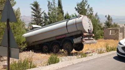 Yolda seyir halinde ilerleyen tanker, bir anda kontrolden çıkarak şarampole