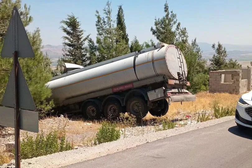 Yolda seyir halinde ilerleyen tanker, bir anda kontrolden çıkarak şarampole