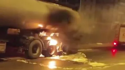 Otoyolda seyir halindeki tanker, bir anda alev aldı. Çıkan yangın,