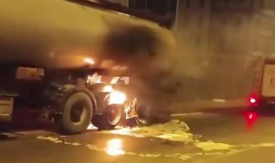 Otoyolda seyir halindeki tanker, bir anda alev aldı. Çıkan yangın,