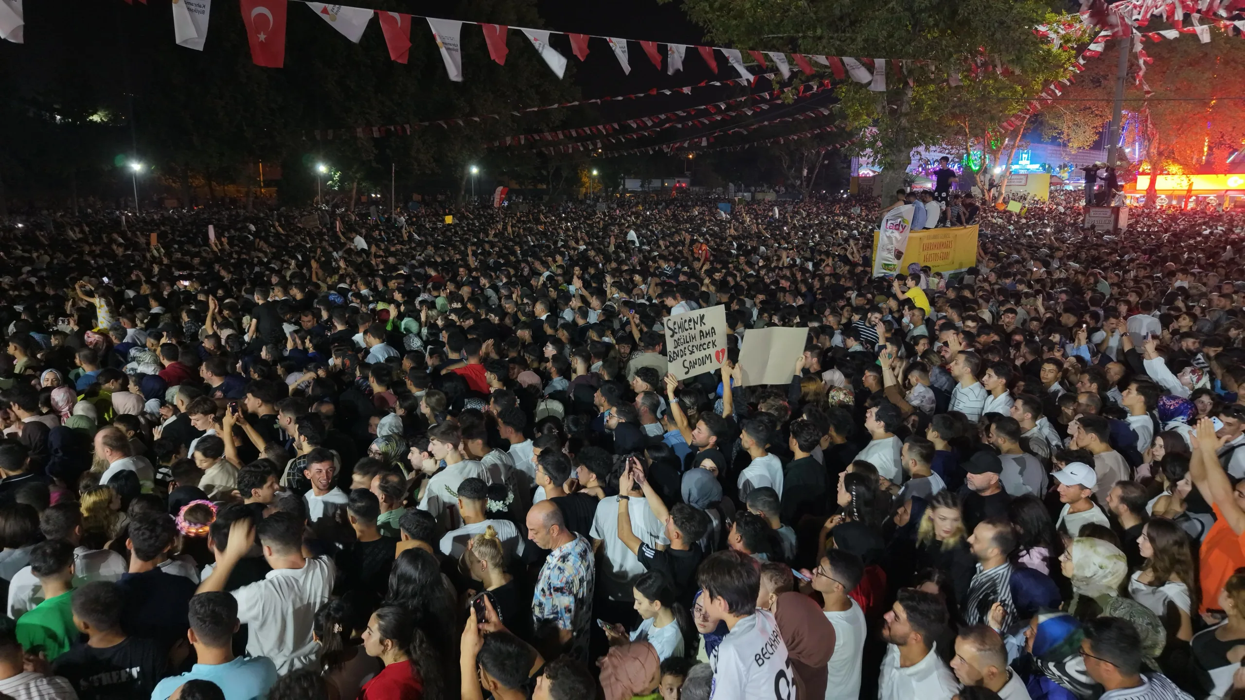 Ağustos fuarı’nda katılım rekoru: 150 bin kişi semicenk i̇le coştu! Ağustos fuarı’nda katılım rekoru: 150 bin kişi semicenk i̇le coştu!